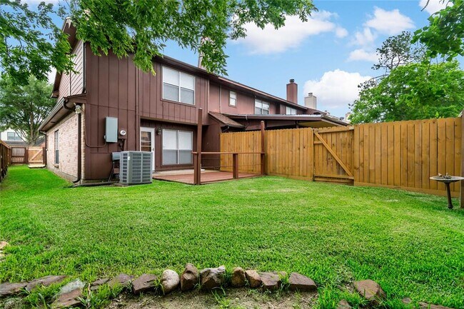 Building Photo - 542 Birdsong Dr