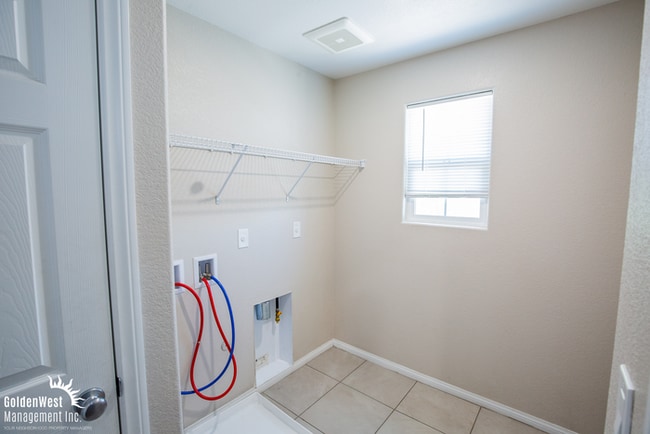 Building Photo - Modern 3Bdm 2.5Ba Two-Story Home in the De...