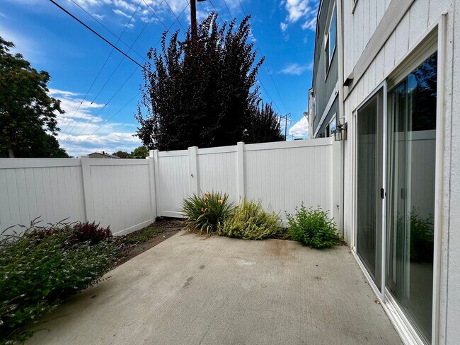 Building Photo - pl102