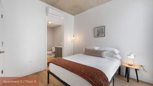 Building Photo - 853 W Blackhawk St