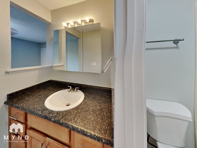 Building Photo - 320 Palo Verde Dr