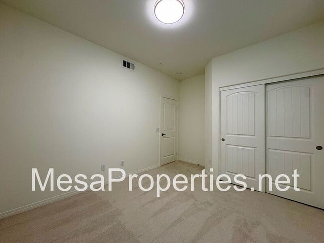 Building Photo - 3244 E Yellowstone Dr