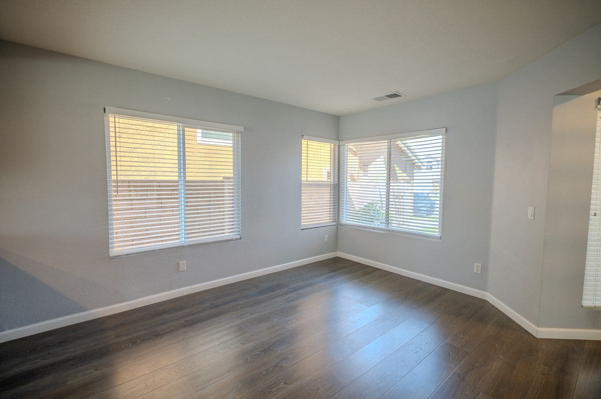 Building Photo - 3099 Oakview Ln