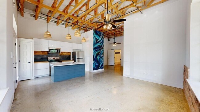 Building Photo - 305 W 27th St