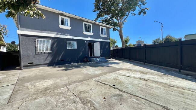 Building Photo - Lovely House 4BR 2.5BA with Large Backyard