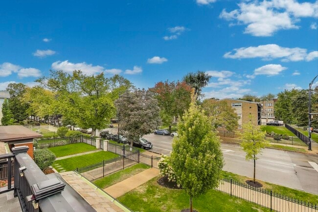 Building Photo - 1601 W Touhy Ave