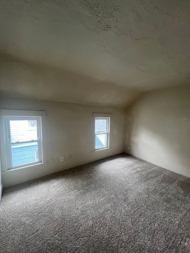 Building Photo - 6-Bedroom Home with Tons of Space!