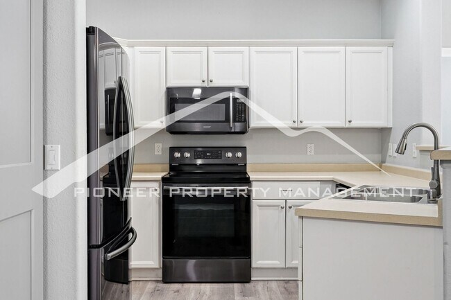 Building Photo - Spacious Condo with Central AC and Washer/Dryer