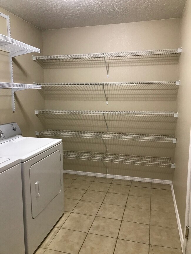 Building Photo - 3 bed/ 2 bath... 2 car garage... Single Level...In the Meadowbrook Subdivision.