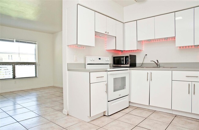 Primary Photo - 2206 Fillmore St