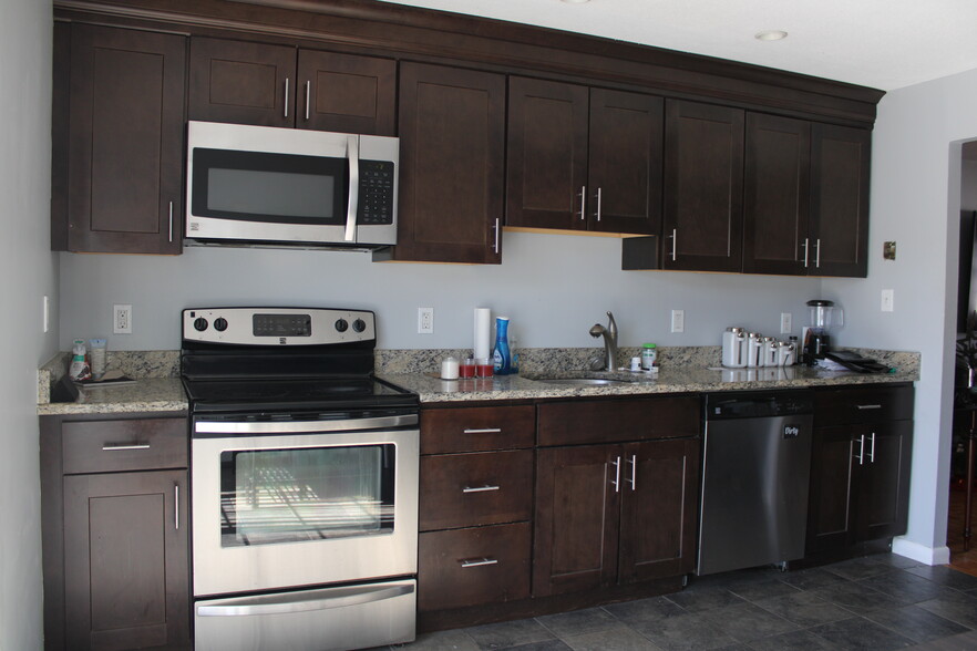 Kitchen - 70B Washington Park Dr