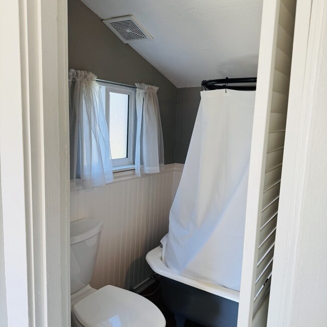 Building Photo - 1542 S Oakes St