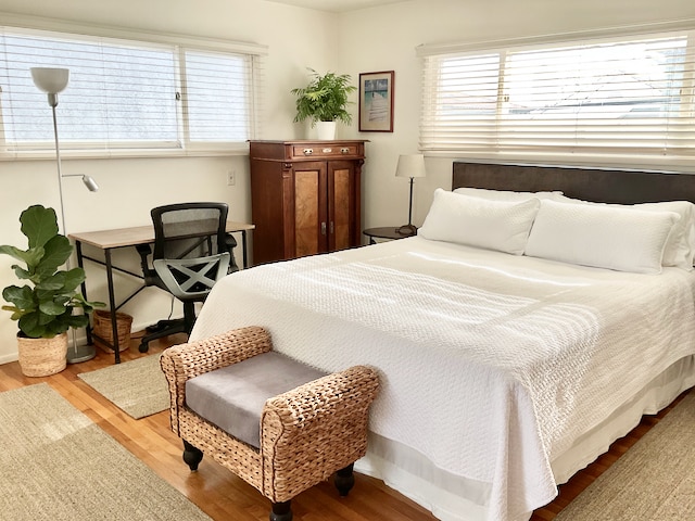 Bedroom with desk - 324 4th St