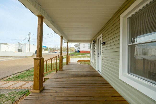 Building Photo - Welcome to 204 Oakland!
