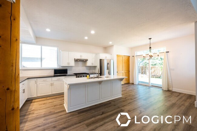 Building Photo - 1034 Lincoln Ln