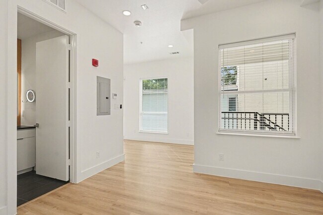 Building Photo - 2217 N Fitzhugh Ave