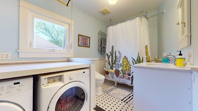 Building Photo - 402 N Titus Ave