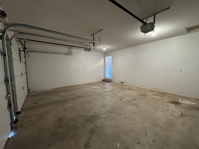 Building Photo - Freshly Painted Beautiful 3 Bedroom, 2 Bat...