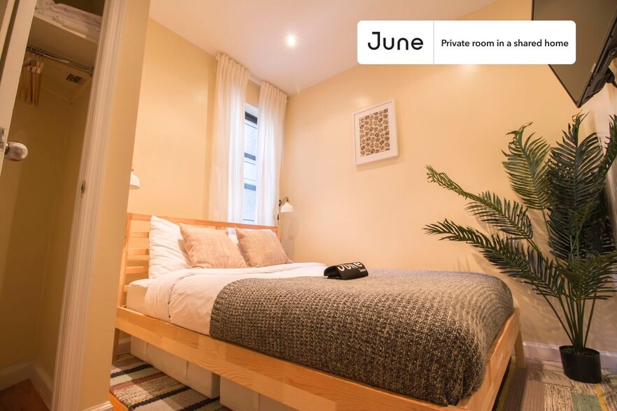 Building Photo - Room in Shared 4 bed/2 bath home in Upper West Side