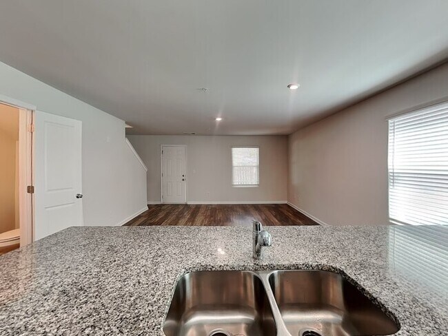 Building Photo - Lovely 3 Bedroom 2.5 Bath Home located in ...