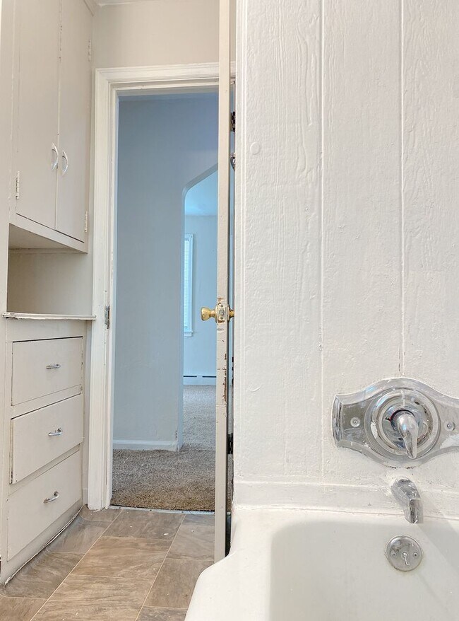 Building Photo - Cozy 4 bed 1.5 bath with a detached garage