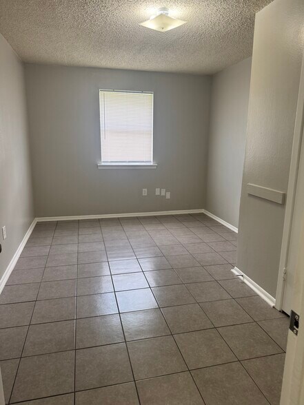 Building Photo - 708 24th St