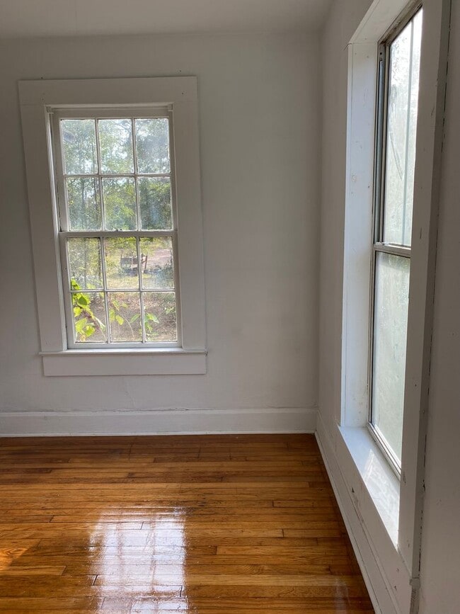 Building Photo - 3 Bed / 2 Bath 1,174 sqft