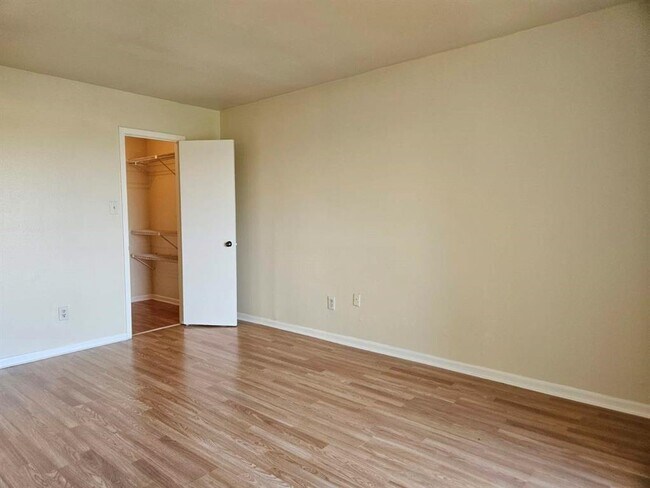 Building Photo - 8433 Hearth Dr