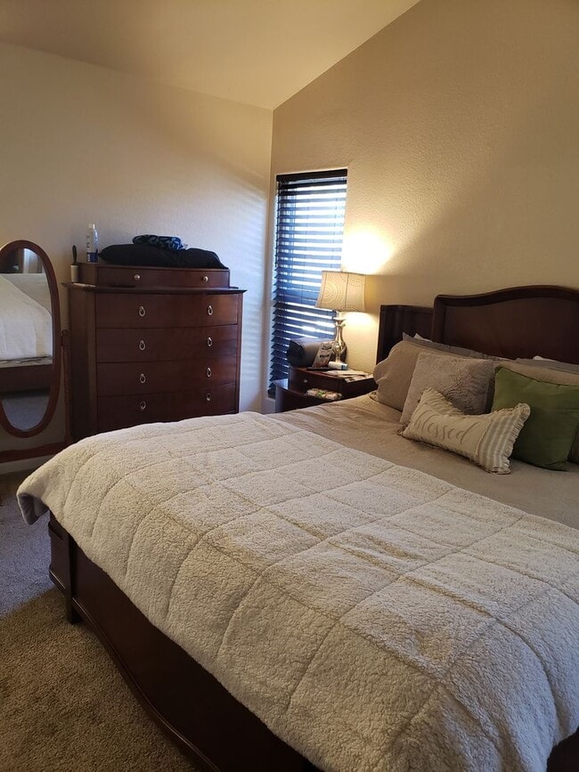 Building Photo - Move in Ready 3bed/3bath, beautiful backyard