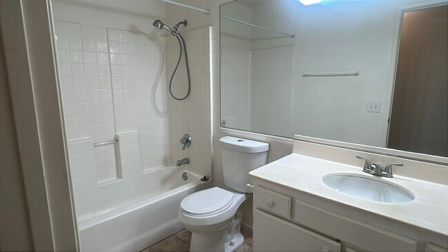 Building Photo - Single Story Rosamond home