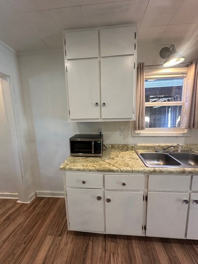 Building Photo - 2bdrm, 1 bath  HOUSE with fenced yard