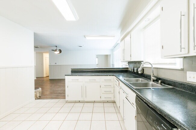 Building Photo - Newly remodeled 3/2/2 in north Lubbock!  M...