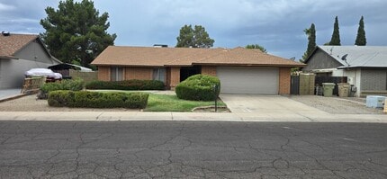 Building Photo - 3 Bed House near Peoria and 67 Ave