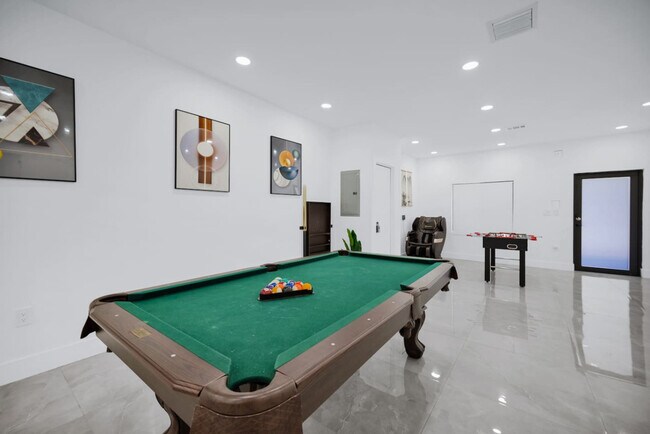 Building Photo - 5313 NE 1st Ave