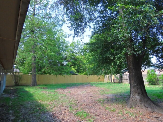 Building Photo - Lindale ISD, Spacious 3 Bedroom, 1 Bath House