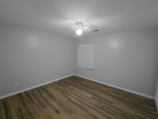 Building Photo - Move-In Ready 2-Story Apartment for Rent!