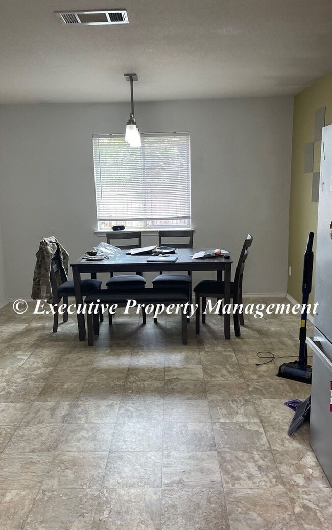 Building Photo - 208 Mesquite Cir