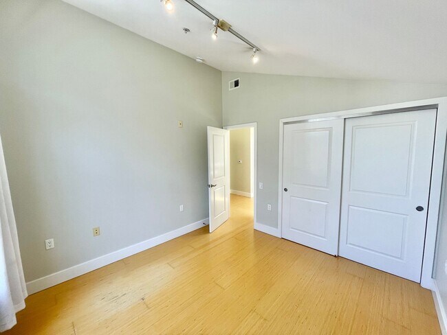 Building Photo - 638 19th St