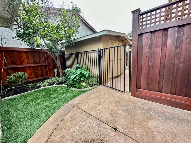 Building Photo - Must See This Beautiful 4 Bedroom 3 Bathro...