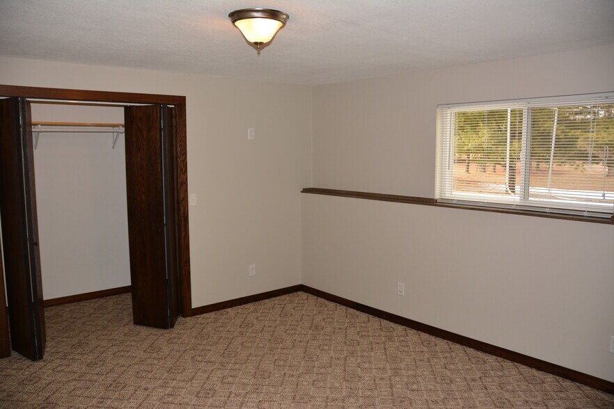 3rd bedroom with closet and window overlooking back yard. Approx. 14' x 15' - 325 Cordy Lane
