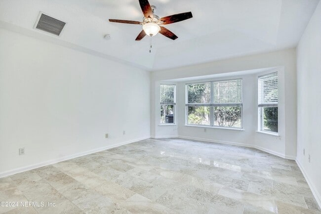 Building Photo - 657 MacKenzie Cir