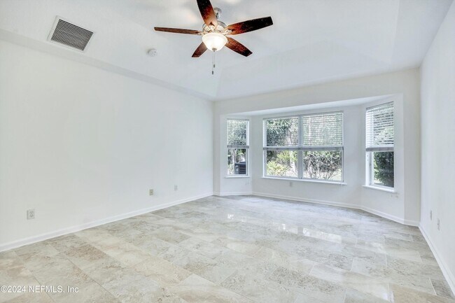 Building Photo - 657 MacKenzie Cir