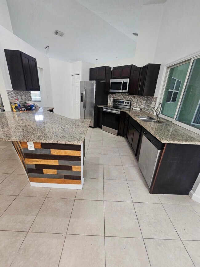 Building Photo - 3215 SE Pinto St