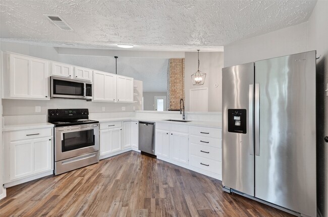 Building Photo - 15806 Pfeiffer Dr