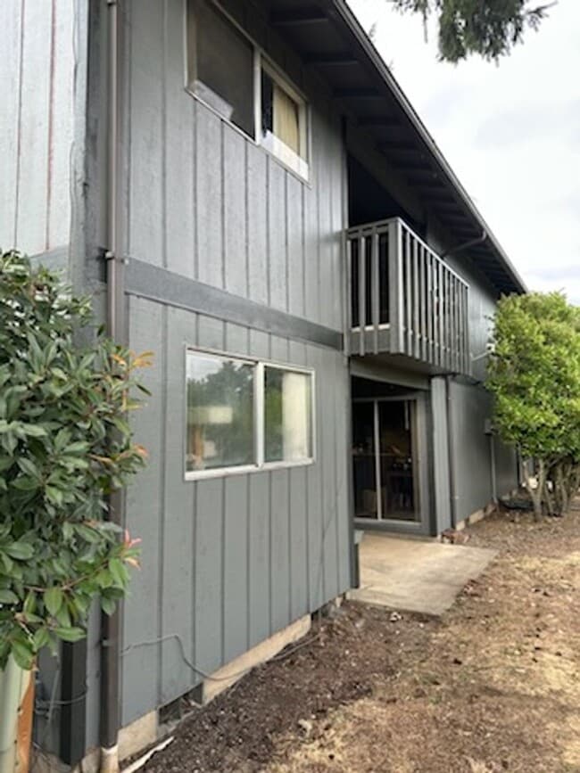 Building Photo - Great 2 bed/1 bath with one car garage! In...