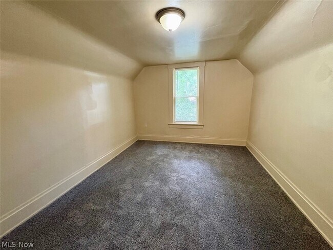 Building Photo - 391 E Voris St