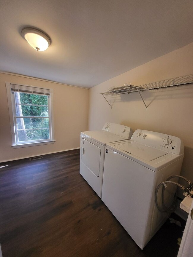 Building Photo - Charming Cottage on the Eastside Available Now