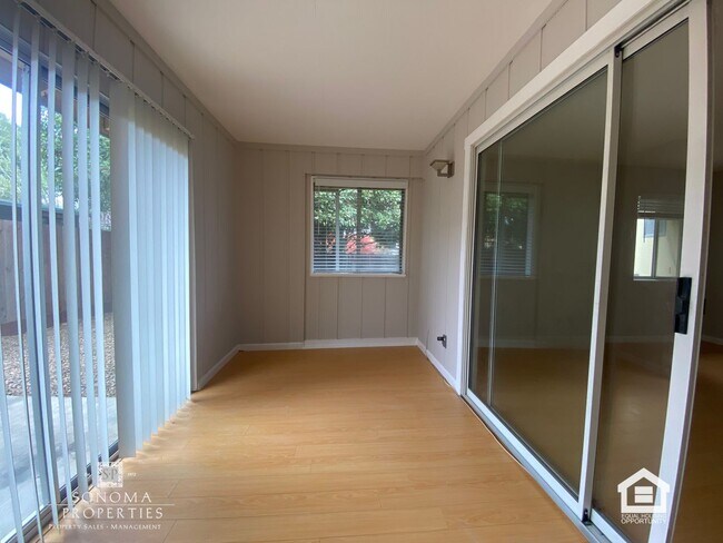Building Photo - Inviting 1BD/1BA Apartment in Landscaped Sonoma Complex – Close to Everything!