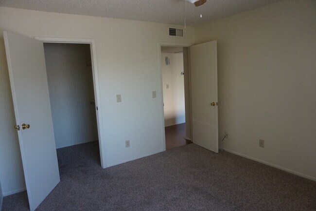 Building Photo - Charming 2 bed 1.5 bath Phoenix townhouse