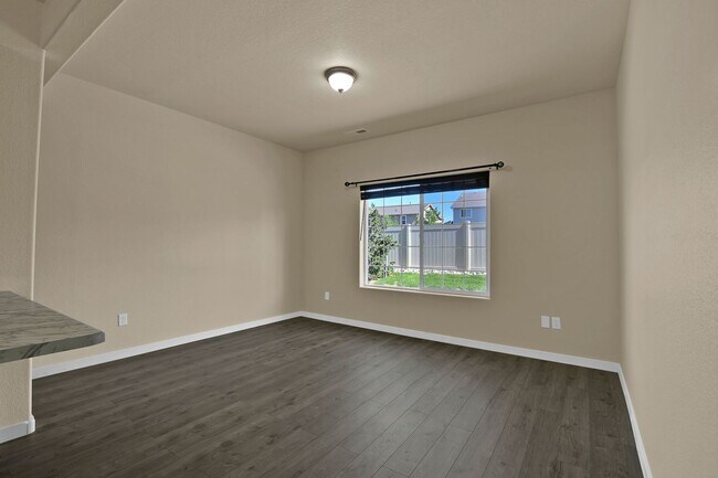 Building Photo - Move-In Ready Townhome with Luxury Finishe...
